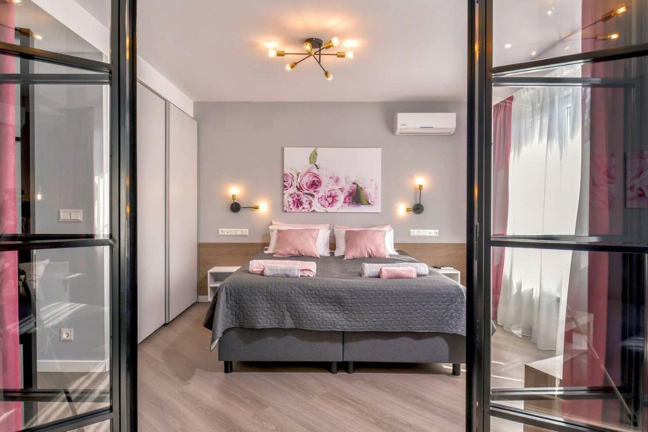 Rose One Bedroom Designer Apartment In City Centre By Flat Mаnager София Экстерьер фото